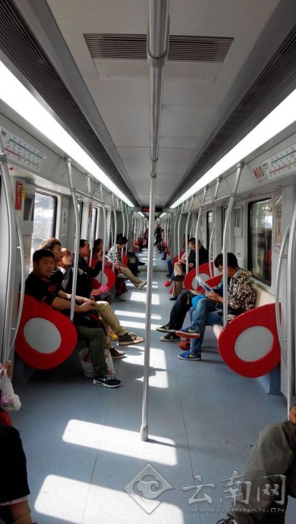 南部汽车站上来了大批乘客 记者 赵岗 摄