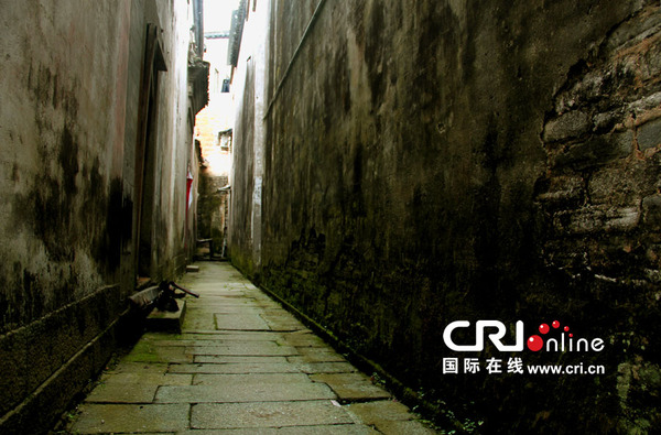 一些偏远乡村地区的古民居小巷同样很狭窄。图为歙县上丰乡蕃村的一处小巷，斑驳的墙壁透露出历史的沧桑    摄影：徐朝清