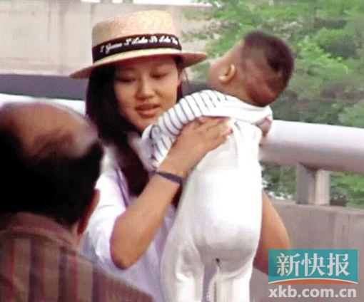 ■王学兵现任妻子张璇抱着爱子现身