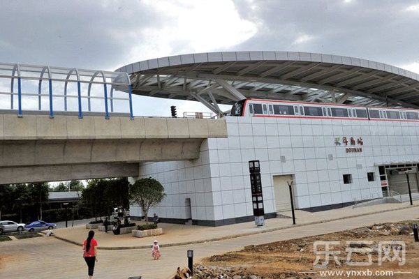 呈贡三大地铁站外已划临时公交泊位|公交|公交