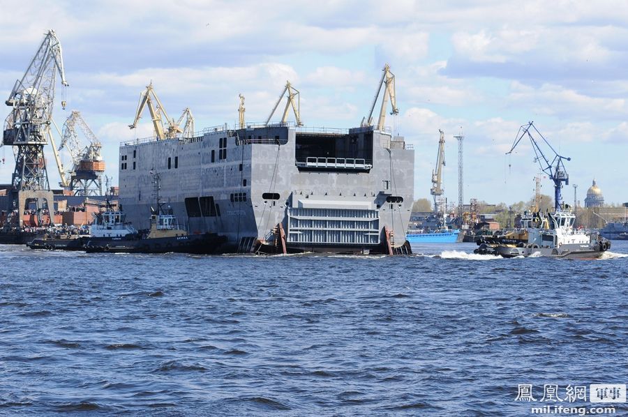 俄罗斯第二艘西北风级两栖攻击舰船尾下水