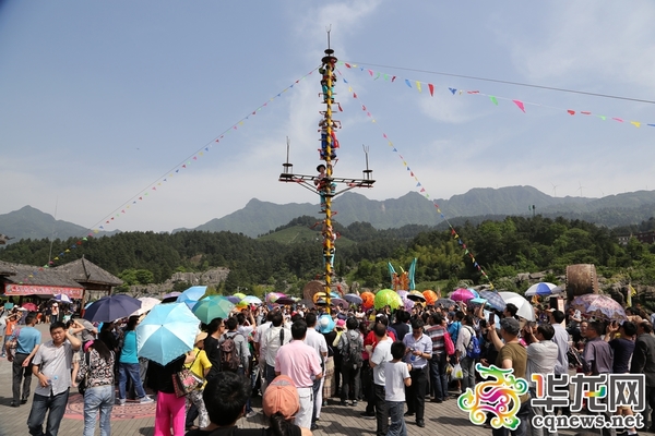 苗族艺人正在表演绝技“上刀山” 记者 欧武夷 摄