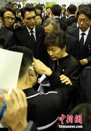 当地时间2014年4月29日，韩国安山，韩国总统朴槿惠前往位于安山的灵堂，向&ldquo;岁月&rdquo;号客轮沉没事故死难者献花，遭到乘客家属诉苦抱怨。图片来源：东方IC 版权作品 请勿转载