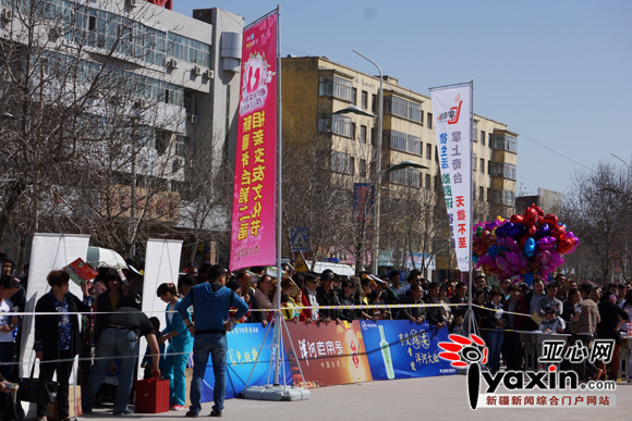 3活动现场外围嘉宾的亲友团 亚心网记者 曹馨月摄影