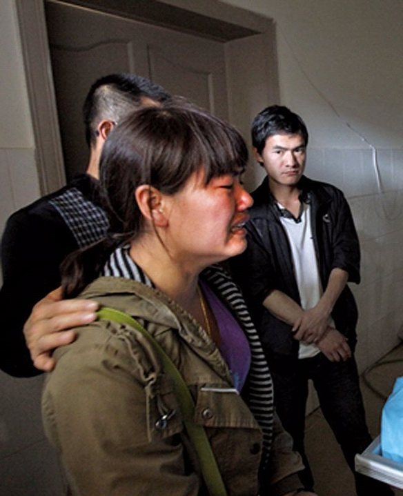 王财军的妻子伤心欲绝。