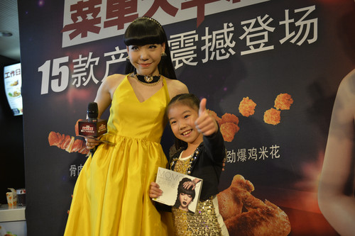 吴莫愁获百万点赞空降成都 遭粉丝围堵|网友