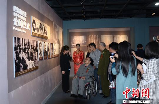 毛泽东女儿李讷、毛泽东女婿王景清参观嘉兴五四文化博物馆。　崔琰华摄