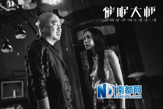 →片中水的意象明显。此外,徐峥衣服的扣子也从紧扣逐渐打开。
