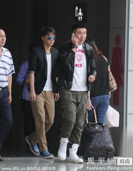 韩庚穿Dior Homme<em>连帽马甲</em>赶飞机Feel倍儿爽