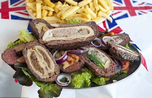 英国快餐店老板打造1.6米高巨型汉堡 破世界纪