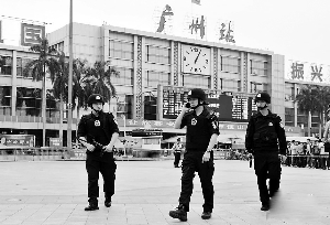 　　广州民警在火车站广场巡逻。　　　　新华网图片
