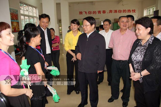 中宣部副部长、文化部部长蔡武一行与来宾社区文艺队亲切互动。广西新闻网通讯员 樊荣华摄