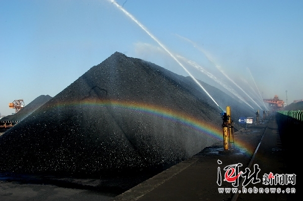 秦皇岛港煤炭堆场正在进行喷洒作业