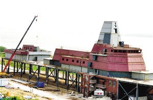 　　网上热传的疑似建造中的中国新型055驱逐舰的地面模型