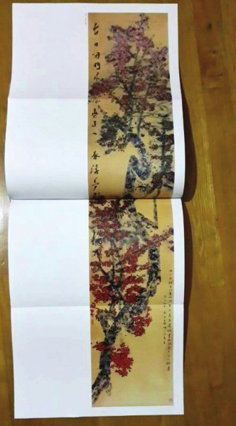 黄永玉失而复得的这两幅《梅花图》，都收录在《黄永玉八十》一书里。翻拍/读者小七