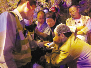 摔昏拒绝救助 为啥?事发前喝了瓶白酒 酒驾!|交