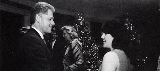 此照片拍摄于1996年白宫举办的一场节日聚会上,图中两人为性丑闻主角:克林顿和莱温斯基。