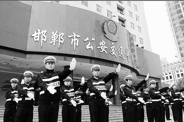 高峰时段站岗执勤 机关科室民警大练兵|交警|闯