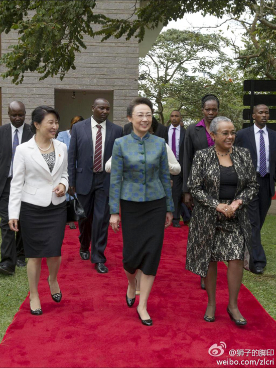 李克强总理夫人程虹在肯尼亚总统夫人和副总统夫人的陪同下参观了快乐妇女组织。