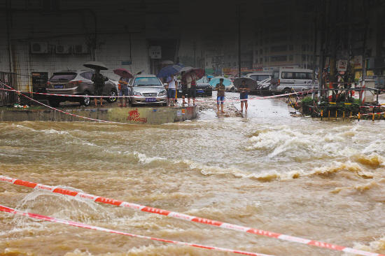 深圳特大暴雨 两千辆车被淹|气象|雨量