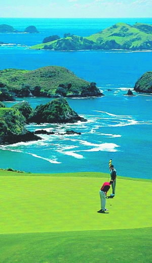 1. 雷因格海角的灯塔是新西兰标志性的景观。 2. 贝壳杉悬崖高尔夫球场与周围地形融合得天衣无缝。这里有迷人的海景,有些洞特地被设计在悬崖边上。