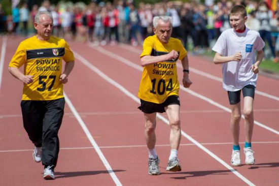 波兰104岁老人百米跑32秒 保持每天跑10公里