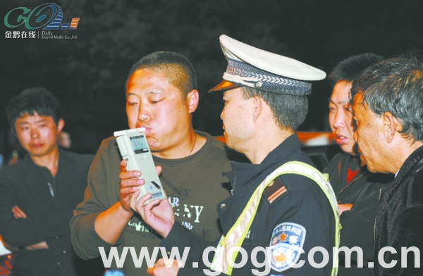 交警正在对一名涉嫌酒驾的司机进行酒精测试