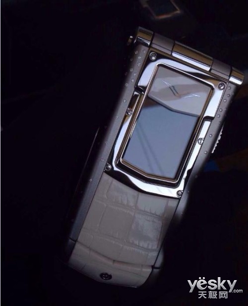 vertu 翻盖 白色鳄鱼皮带钻仅售58000元-手机凤凰网