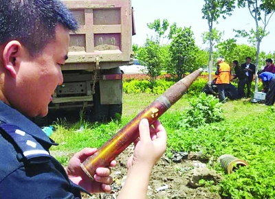 南京:城管清除废品发现一枚高射炮弹 近40厘米长(图)