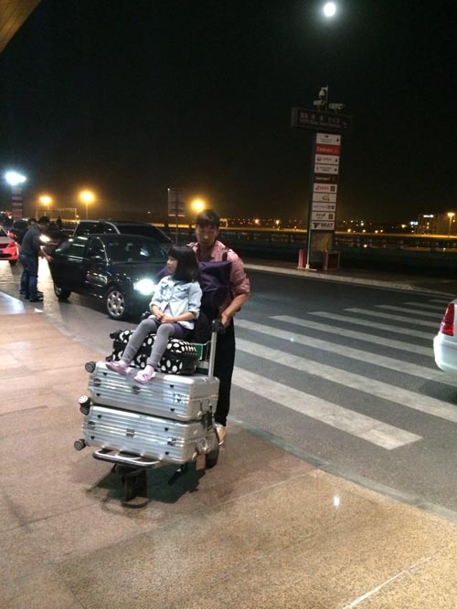 机场偷拍显温情 东京影帝王千源携女赴戛纳|戛