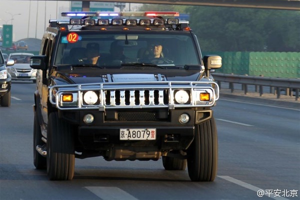 越野处突车：用于快速追捕，适应各种复杂路面条件驾驶，具有越野性强、马力大、速度快的特点。