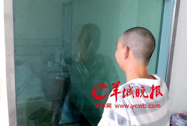 剃了光头的阿光隔着玻璃守望重病女友