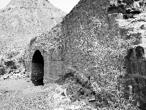 　　抗战时期，甘新公路上的石拱桥　　（资料图片由记者翻拍）