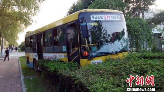 哈尔滨两辆公交车相撞致名21乘客入院解培华摄