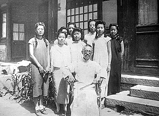 在辅仁大学求学期间,叶嘉莹(后排右二)及同学与顾随先生(前坐者)合影
