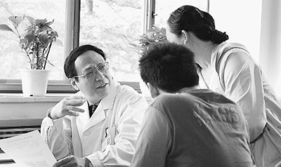 吴以岭院士在给病人看病。资料图片