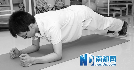 错误姿势：腰背过高。