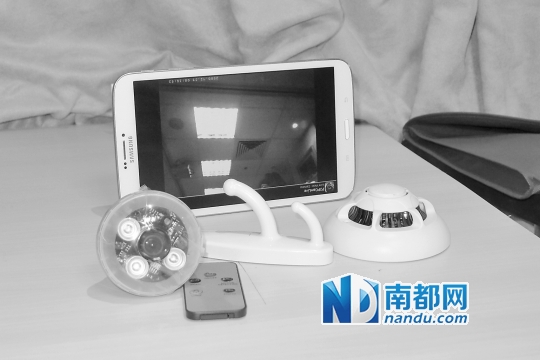 &larr;香港民建联从市面购买到的偷拍仪器。