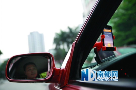 顺安达的李师傅安装了嘀嘀打车，生意很火。南都记者 陈志刚 摄