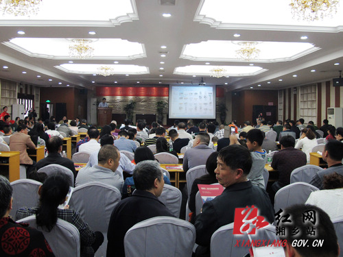 5月17日，湘乡市文联、湘潭龙城拍卖有限公司联合主办第三届书画精品拍卖会举行。