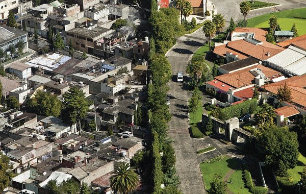 这些摄影作品出自一家位于墨西哥城的广告公司，用于一项名为“消除贫苦”的广告宣传活动