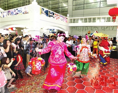 商家跳起当地的土风舞，宣传金门高粱酒