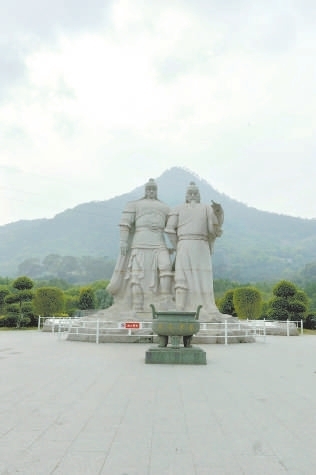 云霄将军山，陈元光父子雕像。吴军　摄