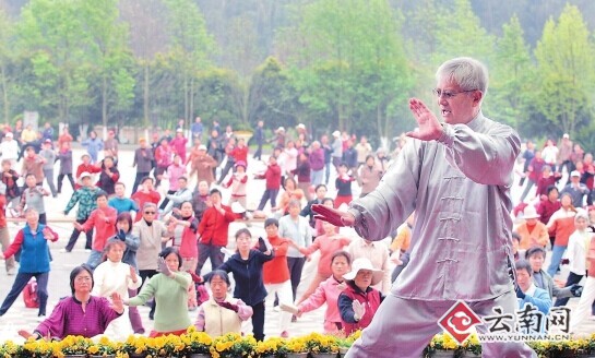 太极拳爱好者在世博园锻炼 记者 刘普礼 摄