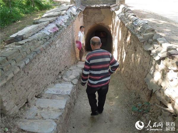 今年已经七十多岁的左永超老人告诉记者，他小时候就住在这院地窑  。张龙 摄
