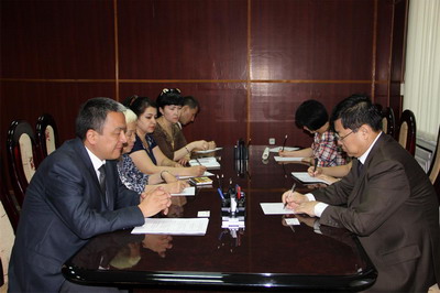 驻乌兹别克斯坦大使孙立杰会见乌世界语言大学