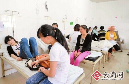 家人赶来陪孩子 本报记者 刘筱庆 摄