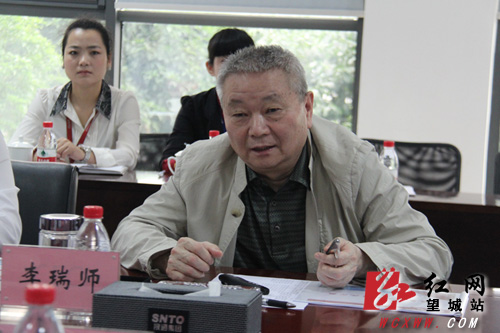 晟通集团董事长李瑞师介绍企业发展情况。高亮 摄