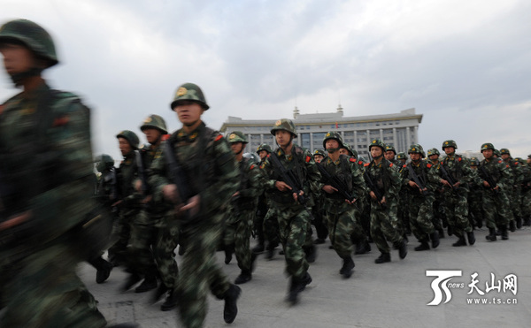 5月23日，新疆军警民联合武装巡逻暨严厉打击暴力恐怖活动专项行动誓师大会在乌鲁木齐南湖市民广场举行。卢民一摄