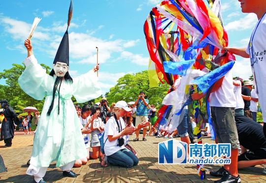 韩国江陵端午祭活动——— 官奴假面舞.